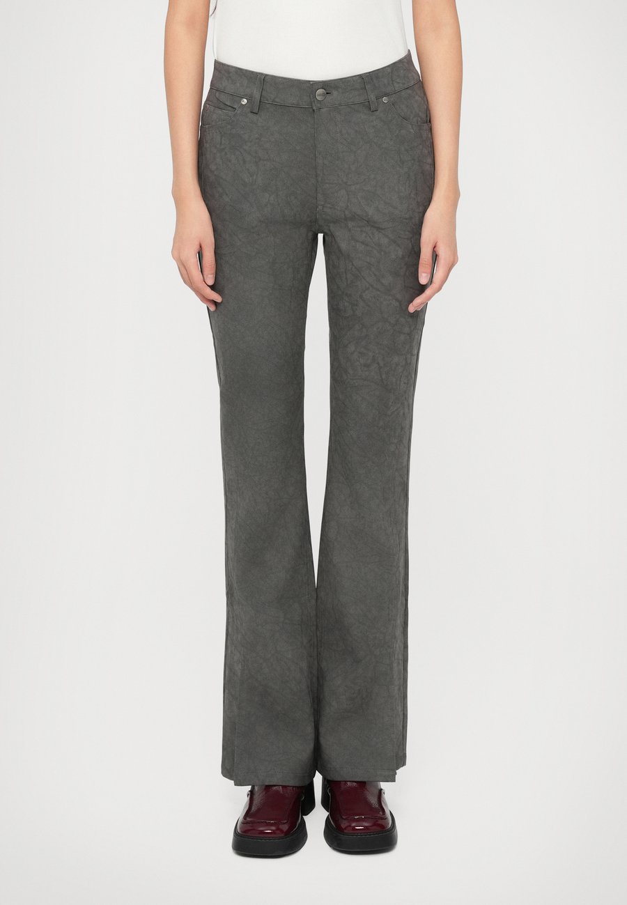 Брюки Han Kjøbenhavn FAUX TROUSERS, Dark Grey
Брюки Han Kjøbenhavn FAUX TROUSERS, Dark Grey