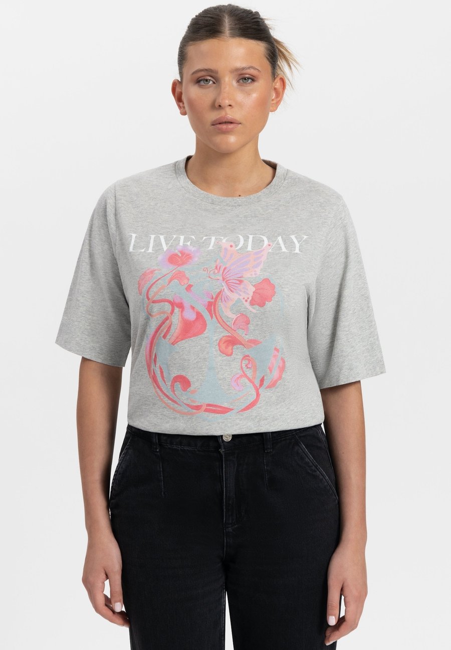 Футболка Tomorrowland Store ICON BLOSSOM FRONT, Light Grey, Серый, Футболка Tomorrowland Store ICON BLOSSOM FRONT, Light Grey
Футболка Tomorrowland Store ICON BLOSSOM FRONT, Light Grey, Серый, Футболка Tomorrowland Store ICON BLOSSOM FRONT, Light Grey