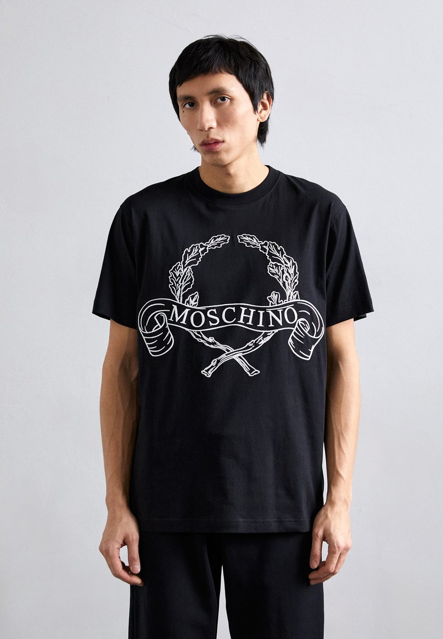Футболка MOSCHINO LAUREL CROWN EMBLEM, Multi Black/Black
Футболка MOSCHINO LAUREL CROWN EMBLEM, Multi Black/Black