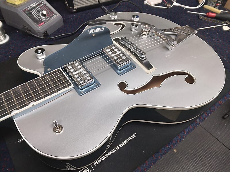 Электрогитара Gretsch G6118T-140 140th Anniversary Double Platinum 2023 - Present - Two-Tone Pure Platinum / Stone Platinum
Электрогитара Gretsch G6118T-140 140th Anniversary Double Platinum 2023 - Present - Two-Tone Pure Platinum / Stone Platinum