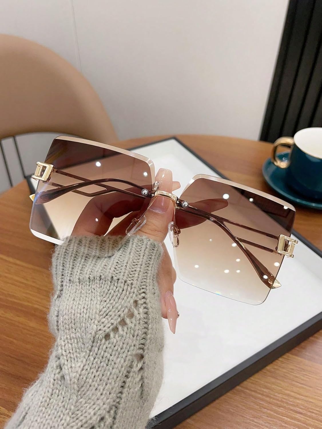 Солнцезащитные очки в стиле ретро без оправы, квадратной формы, металлическая оправа 62 мм, градиентные коричневые линзы, защита от УФ-излучения UV400, для мужчин и женщин ENSARJOE
Солнцезащитные очки в стиле ретро без оправы, квадратной формы, металлическая оправа 62 мм, градиентные коричневые линзы, защита от УФ-излучения UV400, для мужчин и женщин ENSARJOE