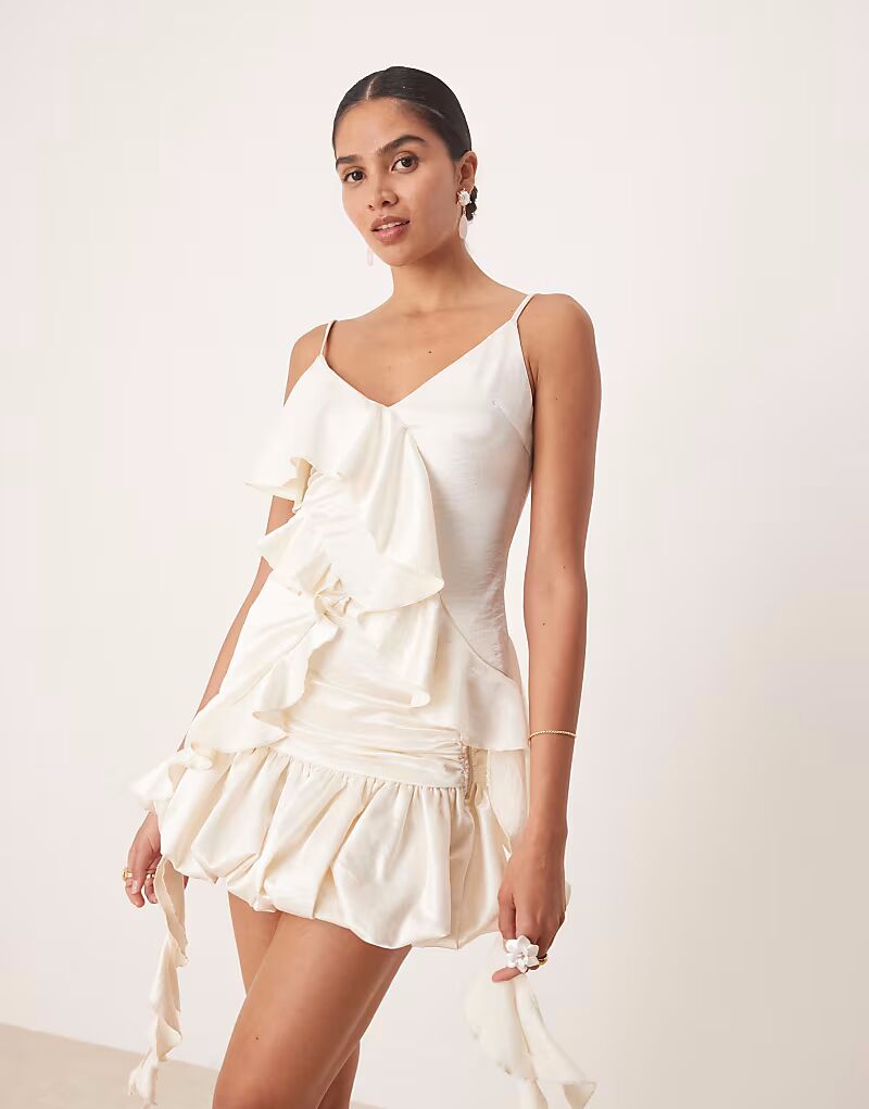 Amy Lynn асимметричный удлиненный топ на бретельках с оборками из атласа цвета экрю
Amy Lynn асимметричный удлиненный топ на бретельках с оборками из атласа цвета экрю