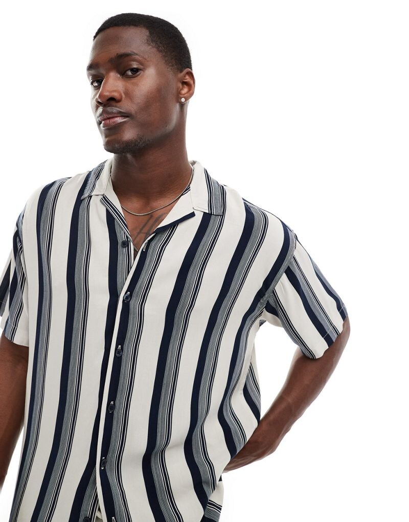 Темно-синяя полосатая рубашка оверсайз с глубоким воротником Jack & Jones
Темно-синяя полосатая рубашка оверсайз с глубоким воротником Jack & Jones