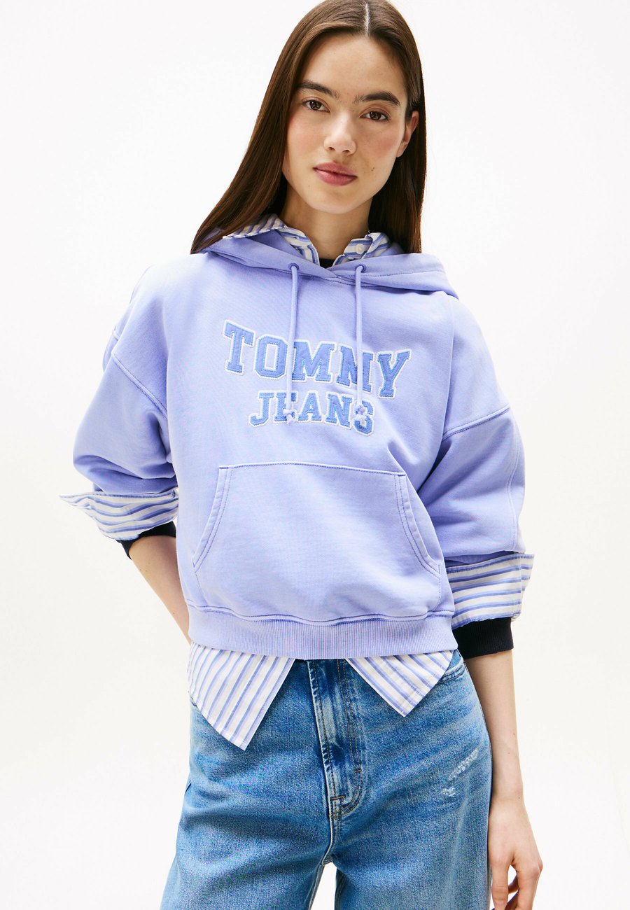 Худи Tommy Jeans VARSITY APPLIQUÉ LOGO BOXY, Vintage Iris/Purple
Худи Tommy Jeans VARSITY APPLIQUÉ LOGO BOXY, Vintage Iris/Purple