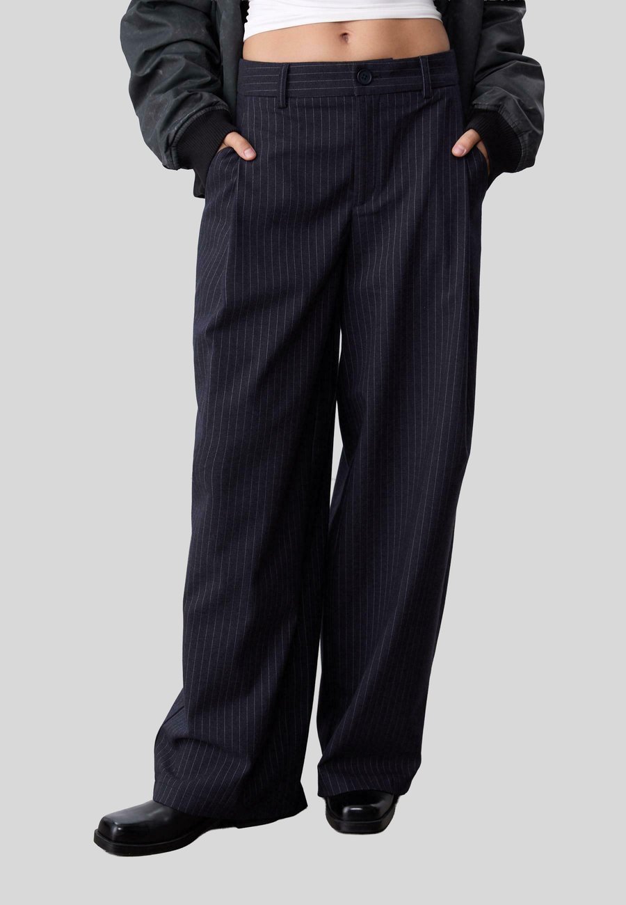 Брюки Stradivarius STRIPED WITH DARTS , Dark Blue
Брюки Stradivarius STRIPED WITH DARTS , Dark Blue