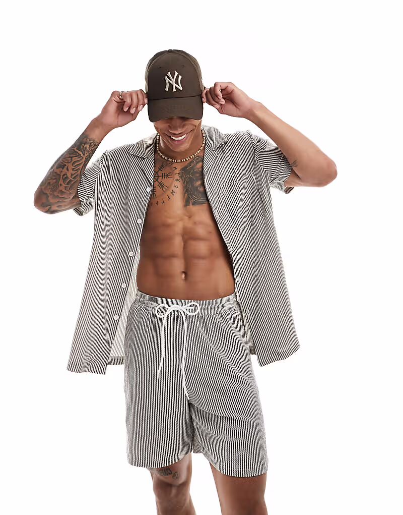 Пляжная рубашка South Beach, трикотажная, в коричневую и белую полоску
Пляжная рубашка South Beach, трикотажная, в коричневую и белую полоску