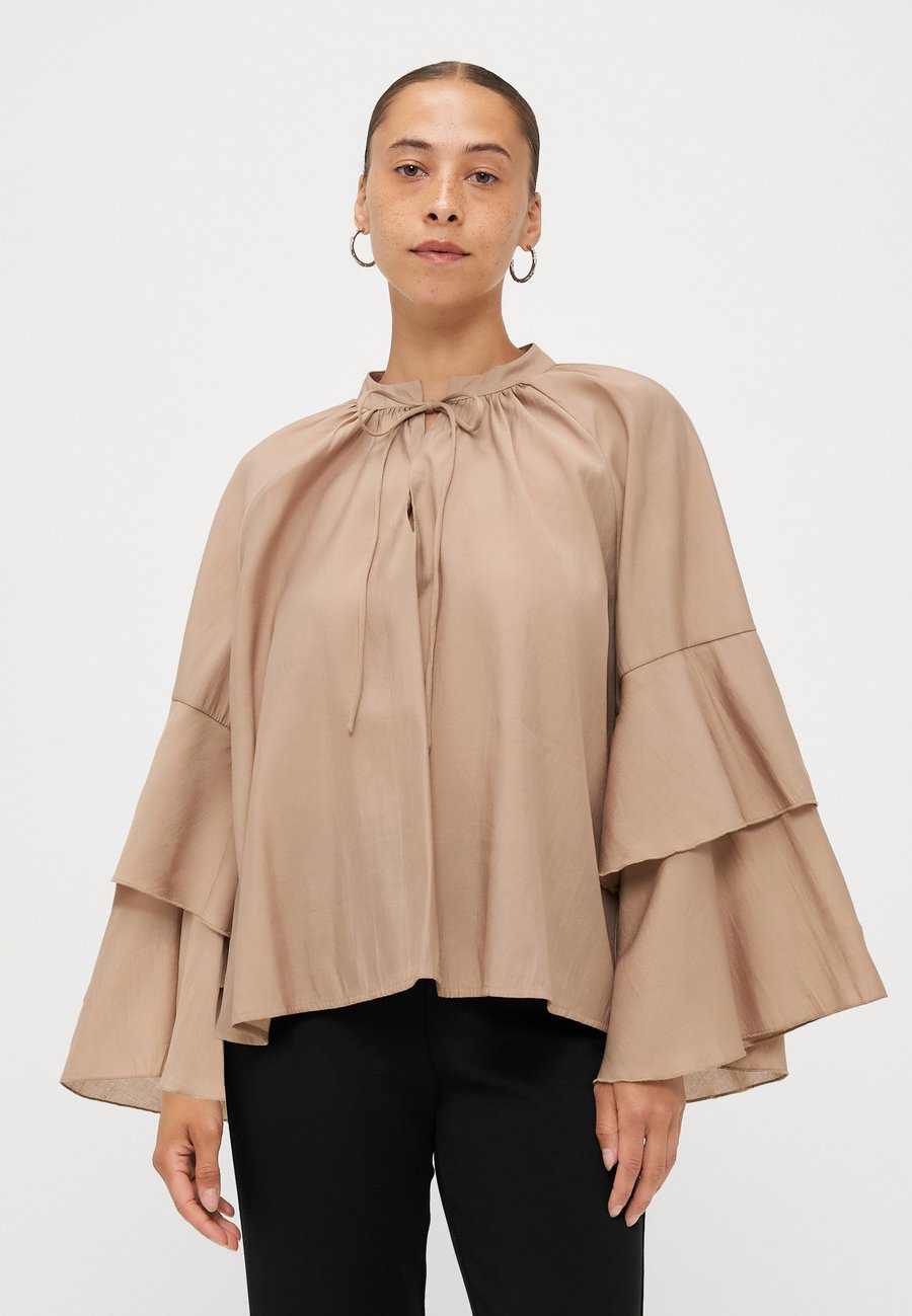 Блуза Vero Moda Petite VMCLARA FRILL DETAIL , Silver Mink/Beige
Блуза Vero Moda Petite VMCLARA FRILL DETAIL , Silver Mink/Beige