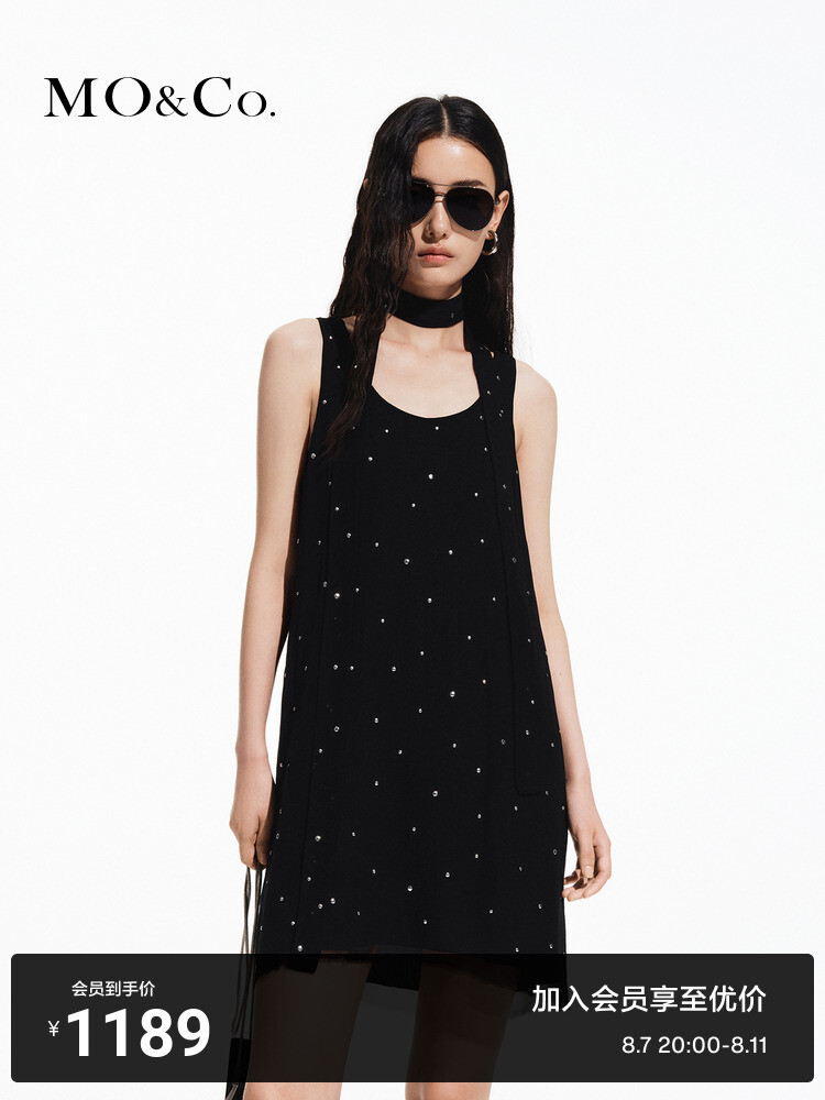 Платье Moco из шелка и вискозы c заклепками, черный
Платье Moco из шелка и вискозы c заклепками, черный