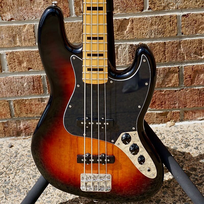 Басс гитара Fender Classic Vibe '70s Jazz Bass Maple Fingerboard 3-Color Sunburst
Басс гитара Fender Classic Vibe '70s Jazz Bass Maple Fingerboard 3-Color Sunburst