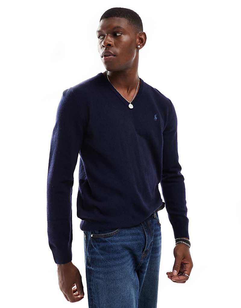 Темно-синий свитер из плотного хлопка Polo Ralph Lauren с v-образным вырезом и логотипом бренда
Темно-синий свитер из плотного хлопка Polo Ralph Lauren с v-образным вырезом и логотипом бренда