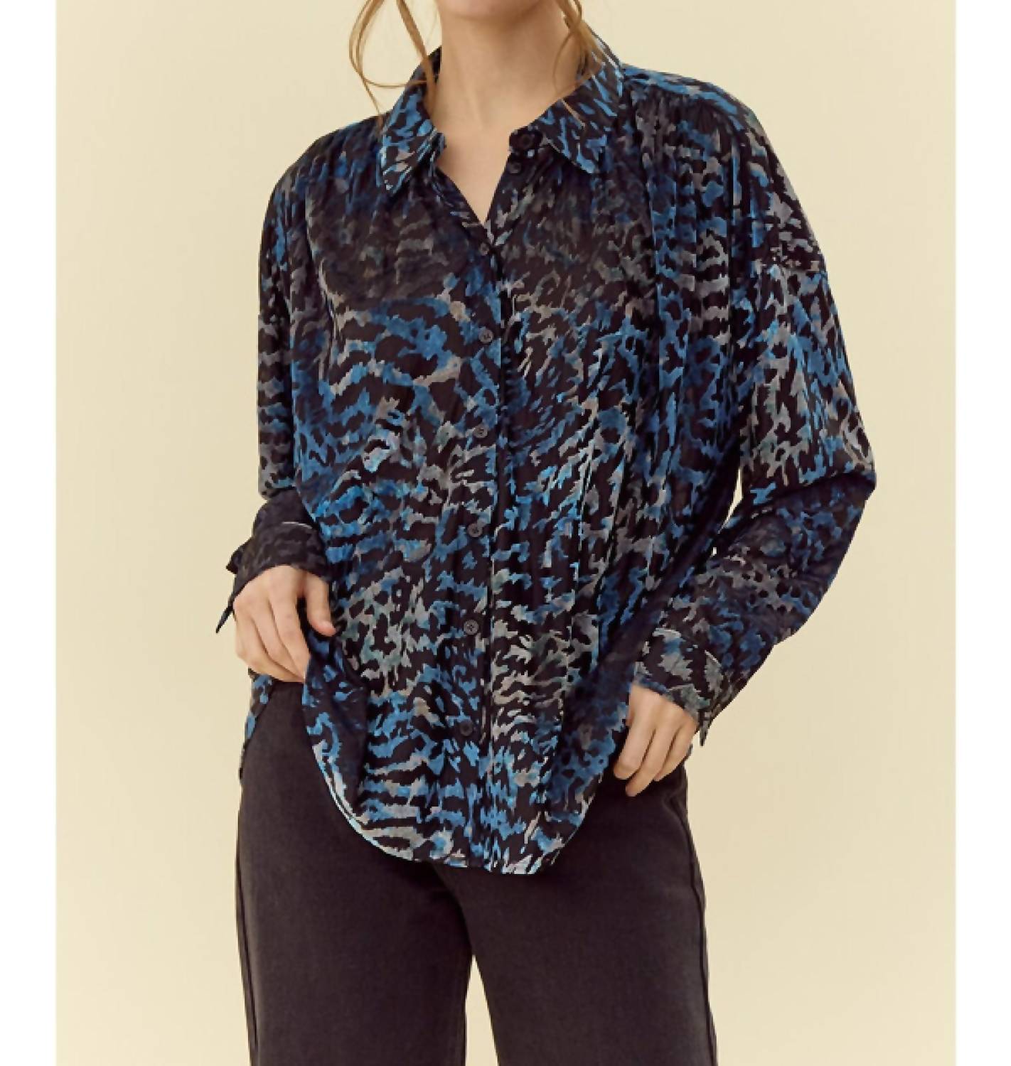 Бархатная блузка с леопардовым принтом в бирюзовом цвете Jodifl
Бархатная блузка с леопардовым принтом в бирюзовом цвете Jodifl