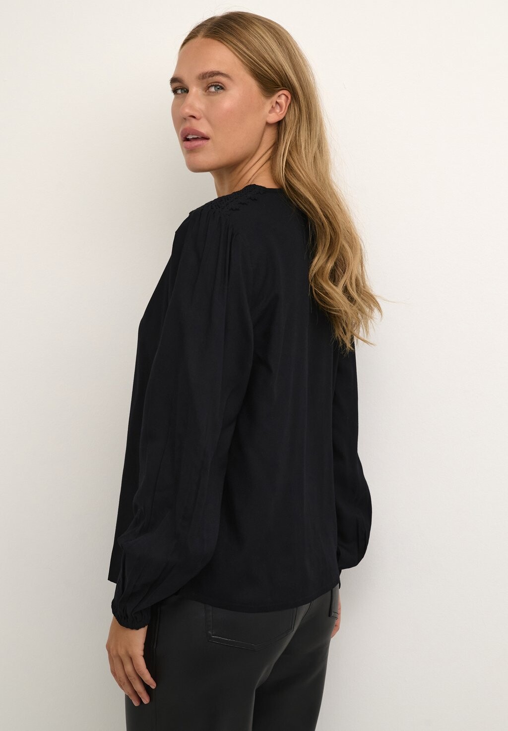 Блузка Iben Kaffe, черный глубокий
Блузка Iben Kaffe, черный глубокий