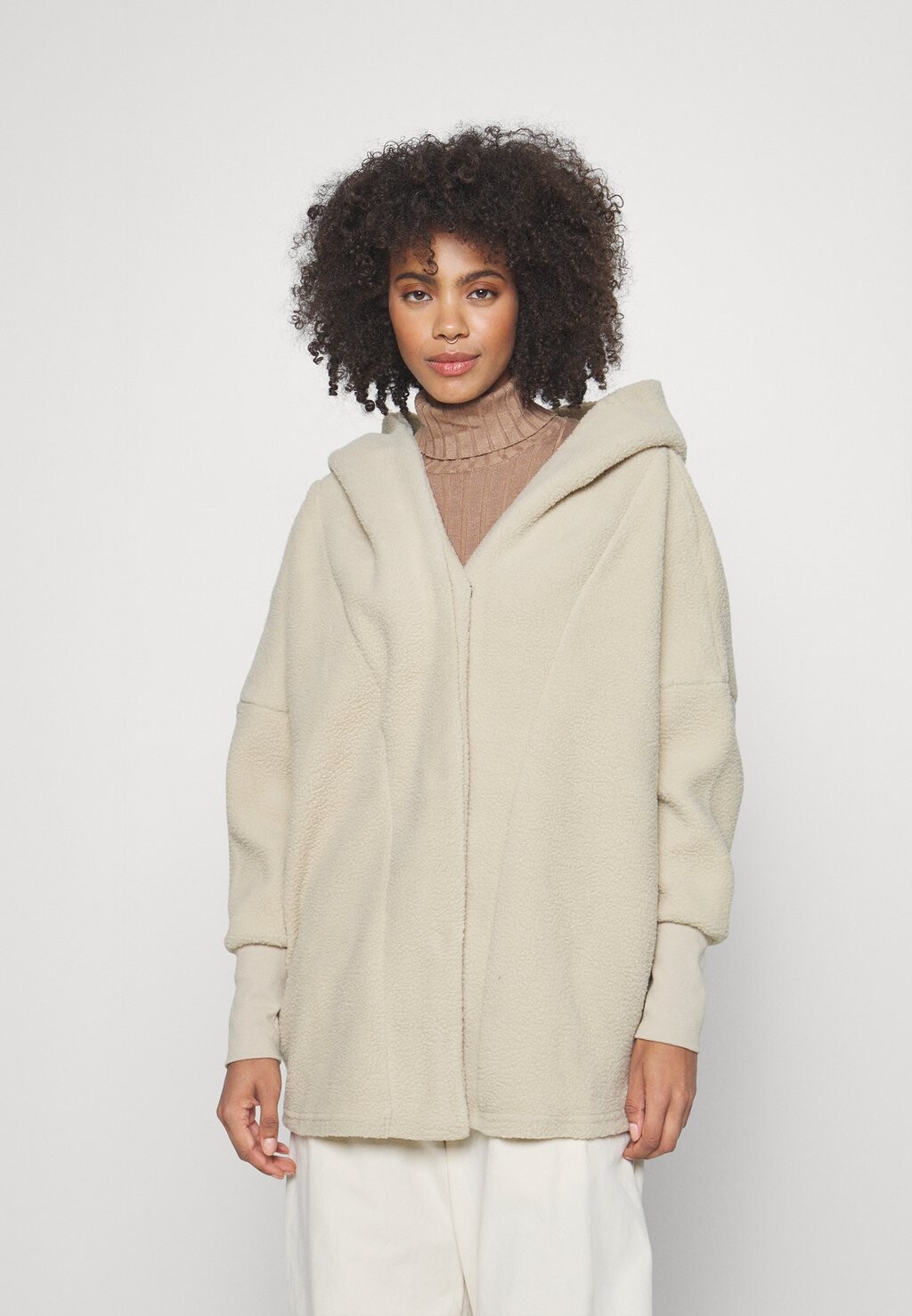 Короткое пальто NMCOZY LONG SHACKET HOOD Noisy May, цвет white pepper
Короткое пальто NMCOZY LONG SHACKET HOOD Noisy May, цвет white pepper