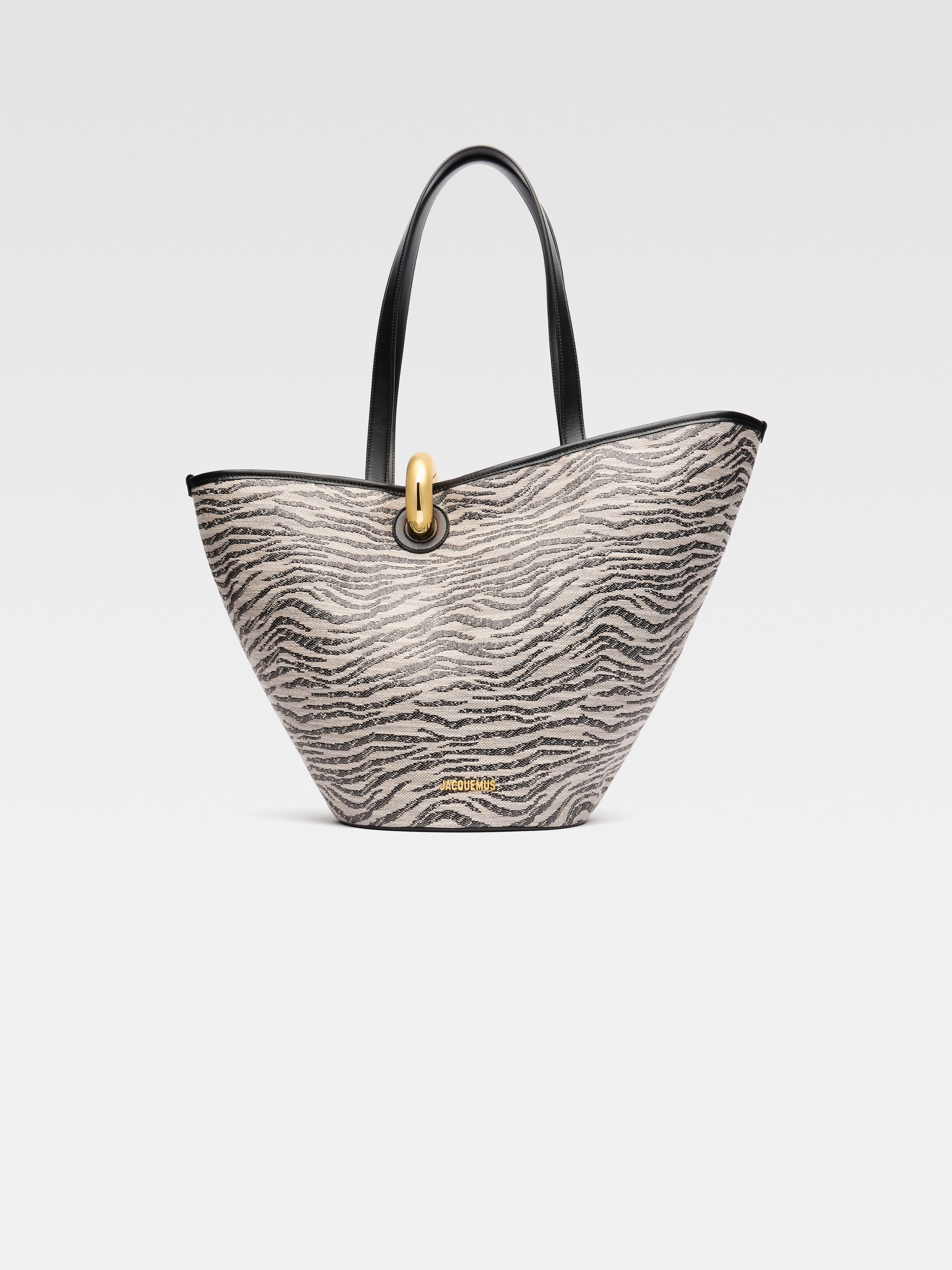 Асимметричная сумка-ведро JACQUEMUS The Bambola, цвет Black & White Zebra, Белый, Асимметричная сумка-ведро JACQUEMUS The Bambola, цвет Black & White Zebra
Асимметричная сумка-ведро JACQUEMUS The Bambola, цвет Black & White Zebra, Белый, Асимметричная сумка-ведро JACQUEMUS The Bambola, цвет Black & White Zebra