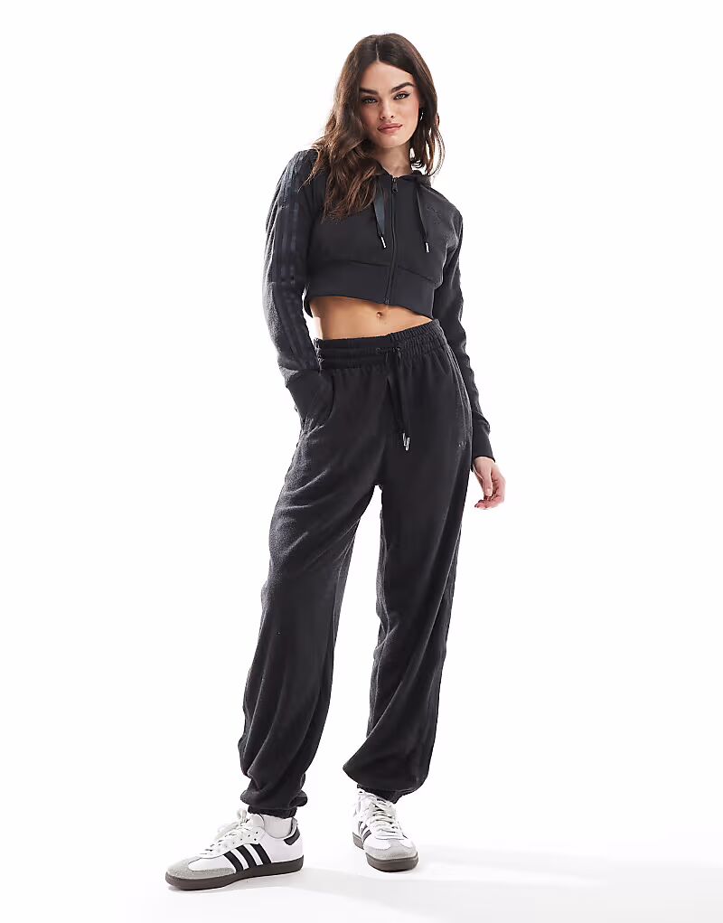 Флисовые спортивные брюки Adidas Originals черного цвета
Флисовые спортивные брюки Adidas Originals черного цвета