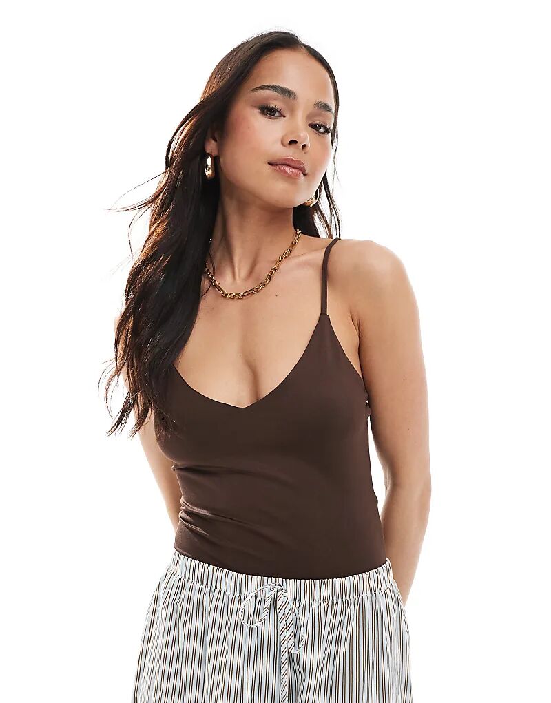 Боди Stradivarius с бретелями коричневого цвета 
Боди Stradivarius с бретелями коричневого цвета