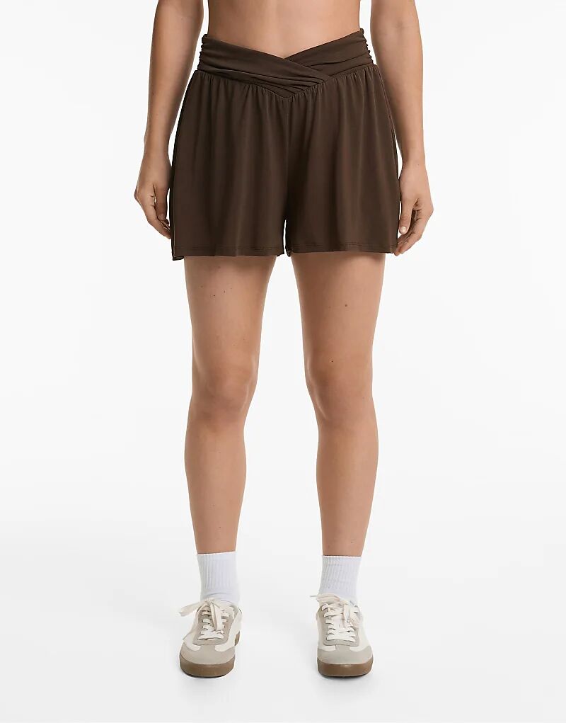 Шорты Oysho очень широкие, с V-образным вырезом и модалом, темно-коричневого цвета.
Шорты Oysho очень широкие, с V-образным вырезом и модалом, темно-коричневого цвета.