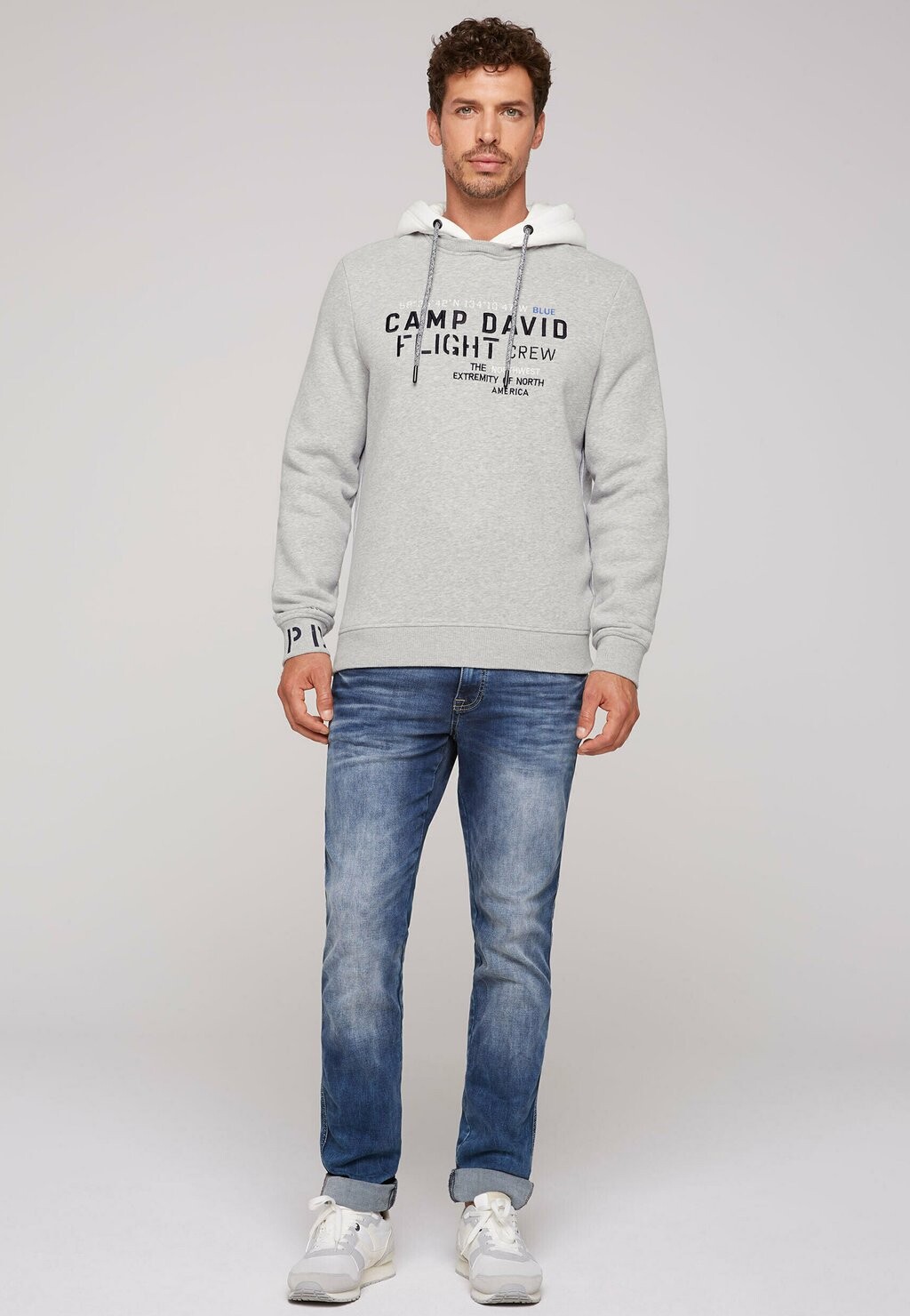 Толстовка с капюшоном MIT LOGO-STICKEREIEN Camp David, серый
Толстовка с капюшоном MIT LOGO-STICKEREIEN Camp David, серый