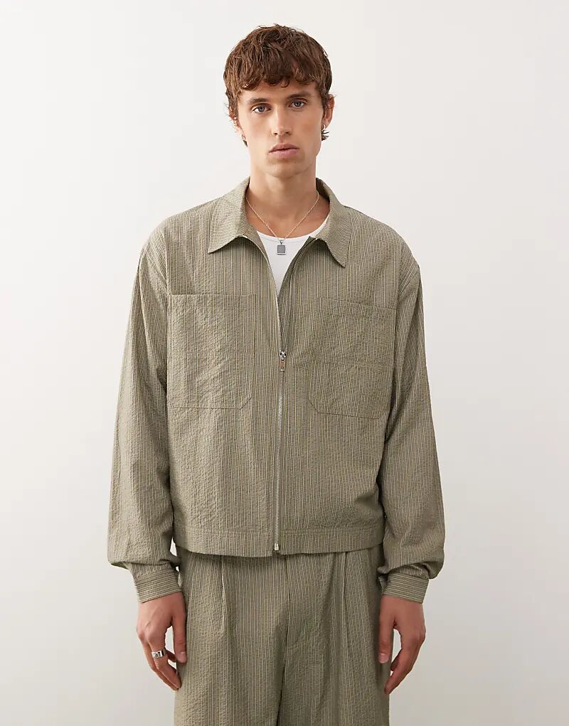 Строгая куртка-бомбер COLLUSION цвета хаки
Строгая куртка-бомбер COLLUSION цвета хаки