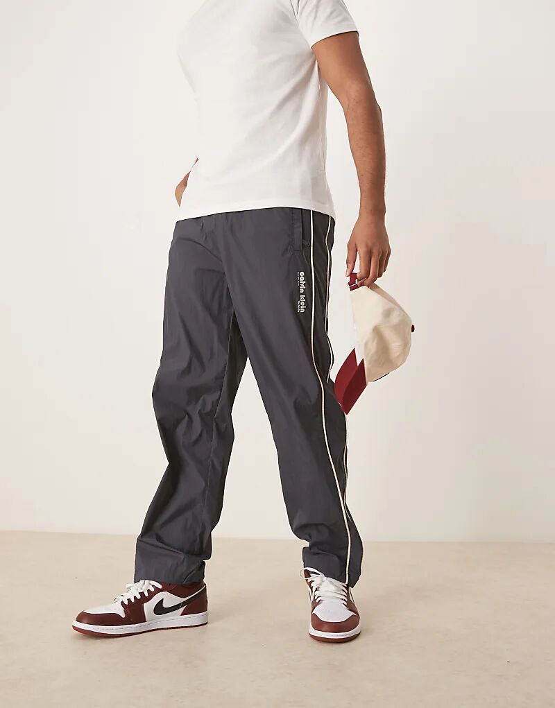 Спортивные брюки Calvin Klein Jeans из жатого нейлона темно-синего цвета
Спортивные брюки Calvin Klein Jeans из жатого нейлона темно-синего цвета