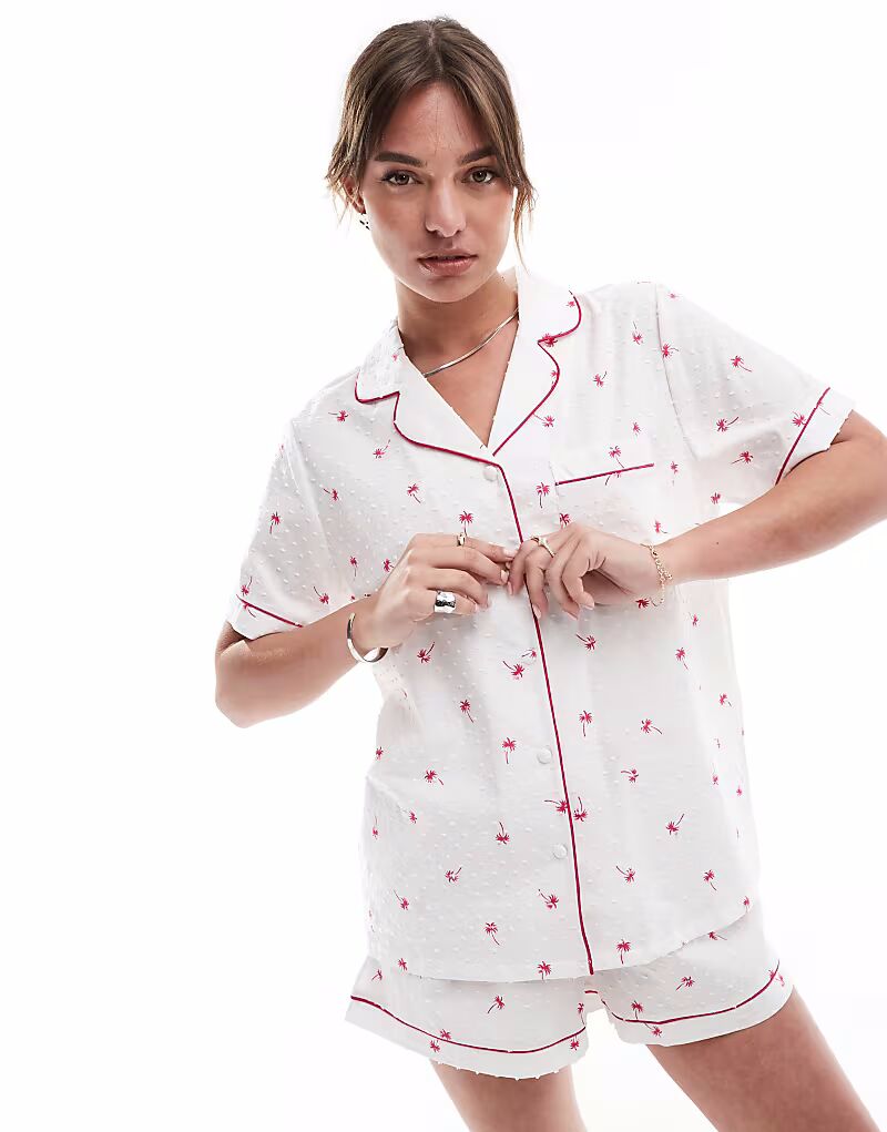 Удобная классическая рубашка с короткими рукавами и шорты белого цвета с рисунком Loungeable
Удобная классическая рубашка с короткими рукавами и шорты белого цвета с рисунком Loungeable