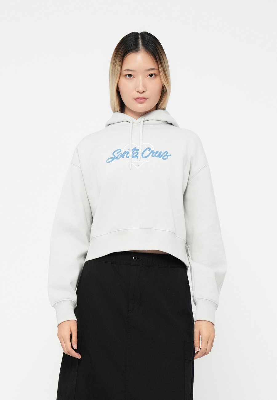 Худи Santa Cruz LOVE SCRIPT FRONT HOOD, Mist/Blue-Grey, Серый, Худи Santa Cruz LOVE SCRIPT FRONT HOOD, Mist/Blue-Grey
Худи Santa Cruz LOVE SCRIPT FRONT HOOD, Mist/Blue-Grey, Серый, Худи Santa Cruz LOVE SCRIPT FRONT HOOD, Mist/Blue-Grey