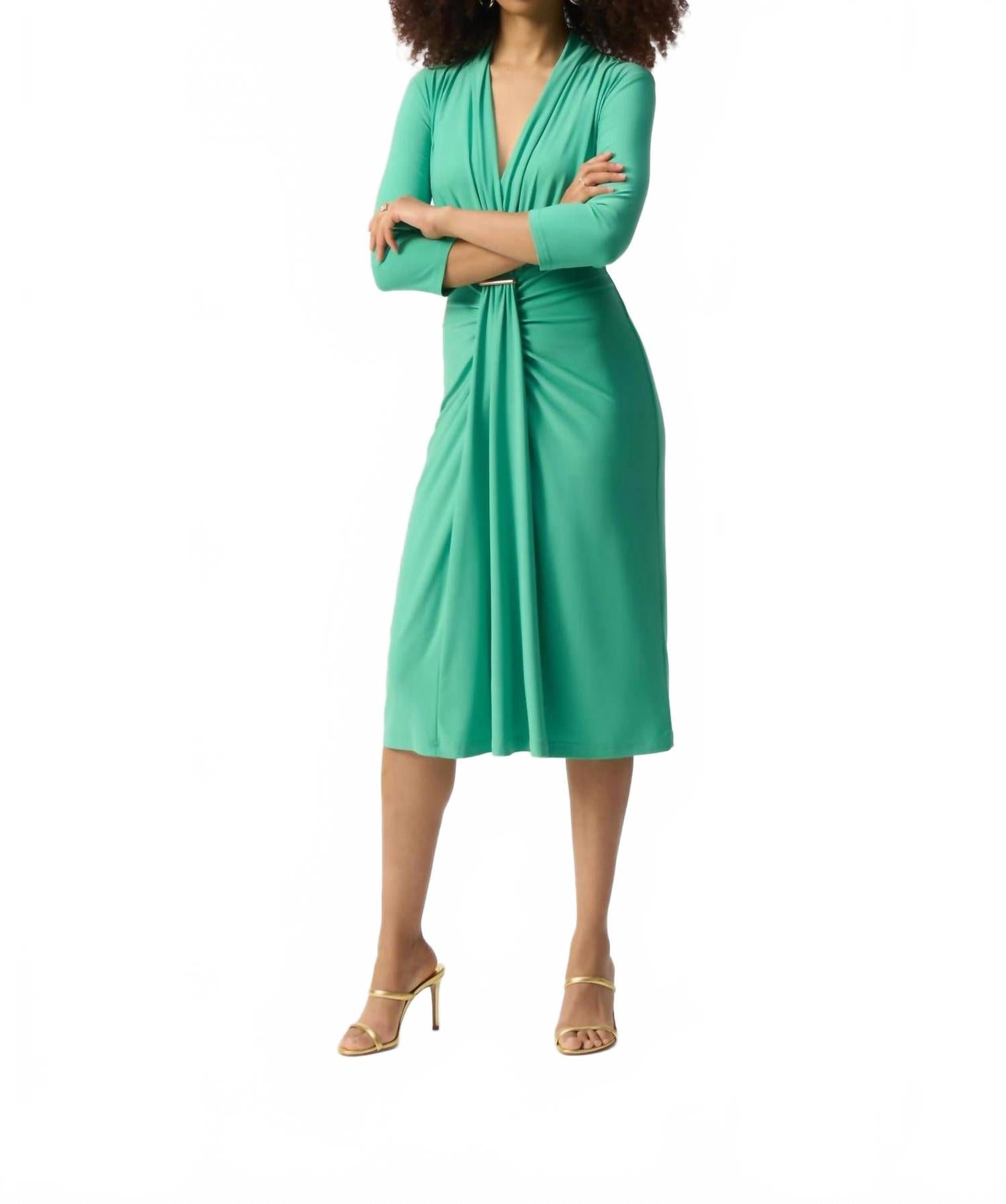 Фальшиво-обернутое миди-платье-футляр в садово-зеленом цвете Joseph Ribkoff
Фальшиво-обернутое миди-платье-футляр в садово-зеленом цвете Joseph Ribkoff