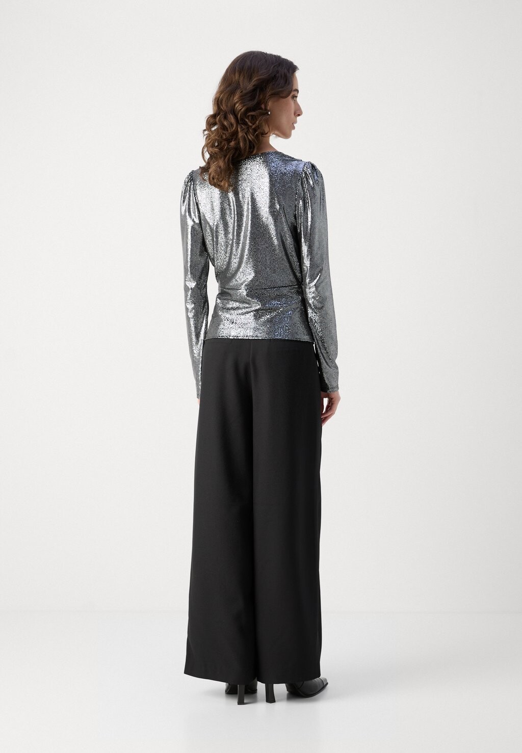 Топ с длинными рукавами Morgan, серый металлик
Топ с длинными рукавами Morgan, серый металлик