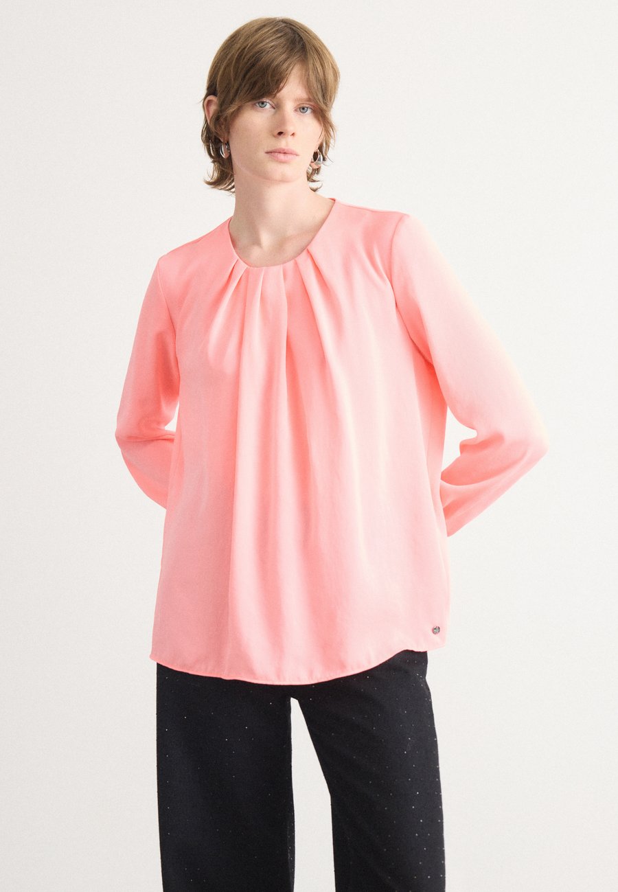 Блуза Marc Cain Blouse, Peach Pink Neon/Light Pink
Блуза Marc Cain Blouse, Peach Pink Neon/Light Pink