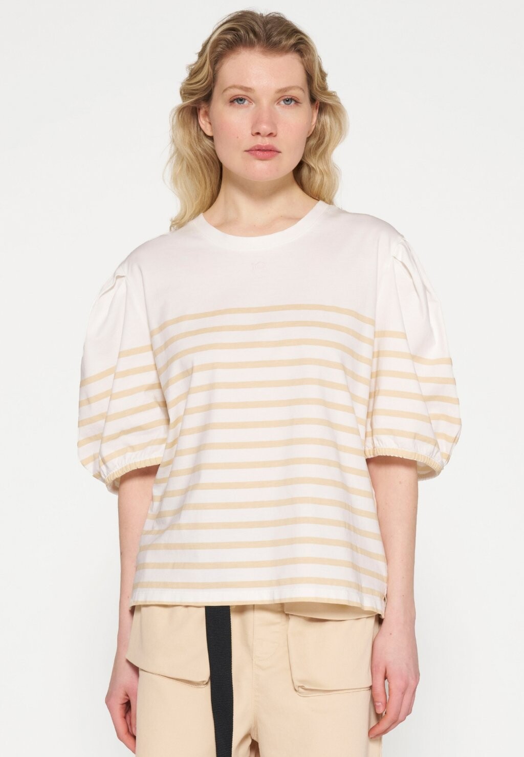 Принт на футболке BALLOON SLEEVE 10DAYS, бежевый
Принт на футболке BALLOON SLEEVE 10DAYS, бежевый