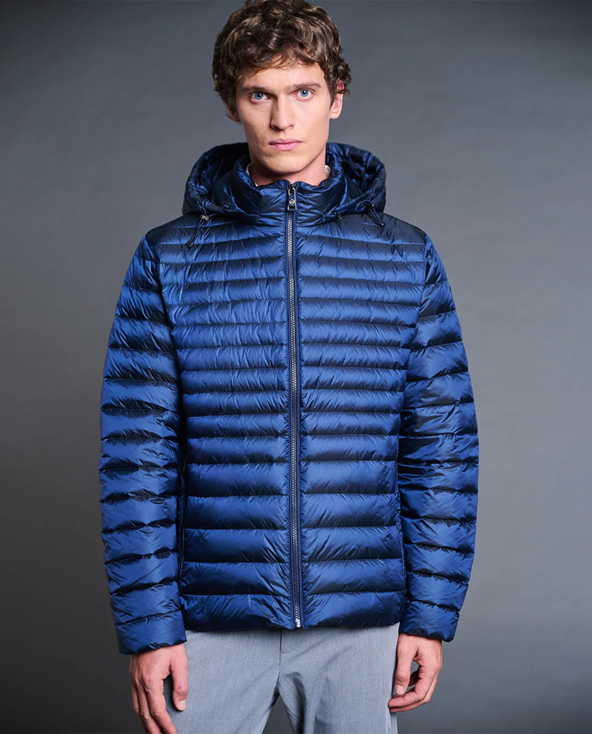 Мужской фирменный пуховик из технической ткани с отстегивающимся капюшоном Henry Arroway, темно-синий
Мужской фирменный пуховик из технической ткани с отстегивающимся капюшоном Henry Arroway, темно-синий