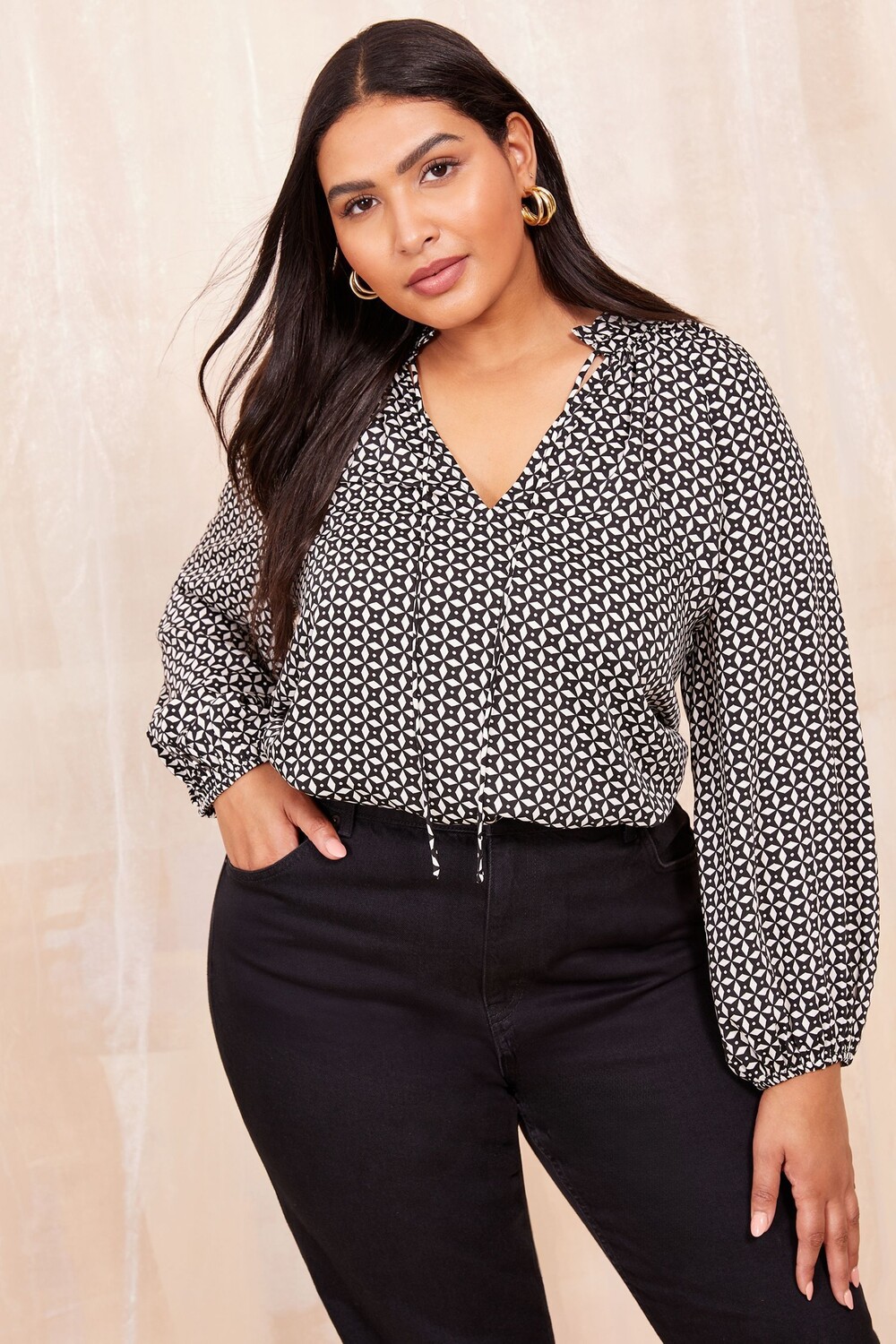 Изгибы, как эти, атласная блузка с длинными рукавами и завязкой на шее Friends Like These, черный
Изгибы, как эти, атласная блузка с длинными рукавами и завязкой на шее Friends Like These, черный