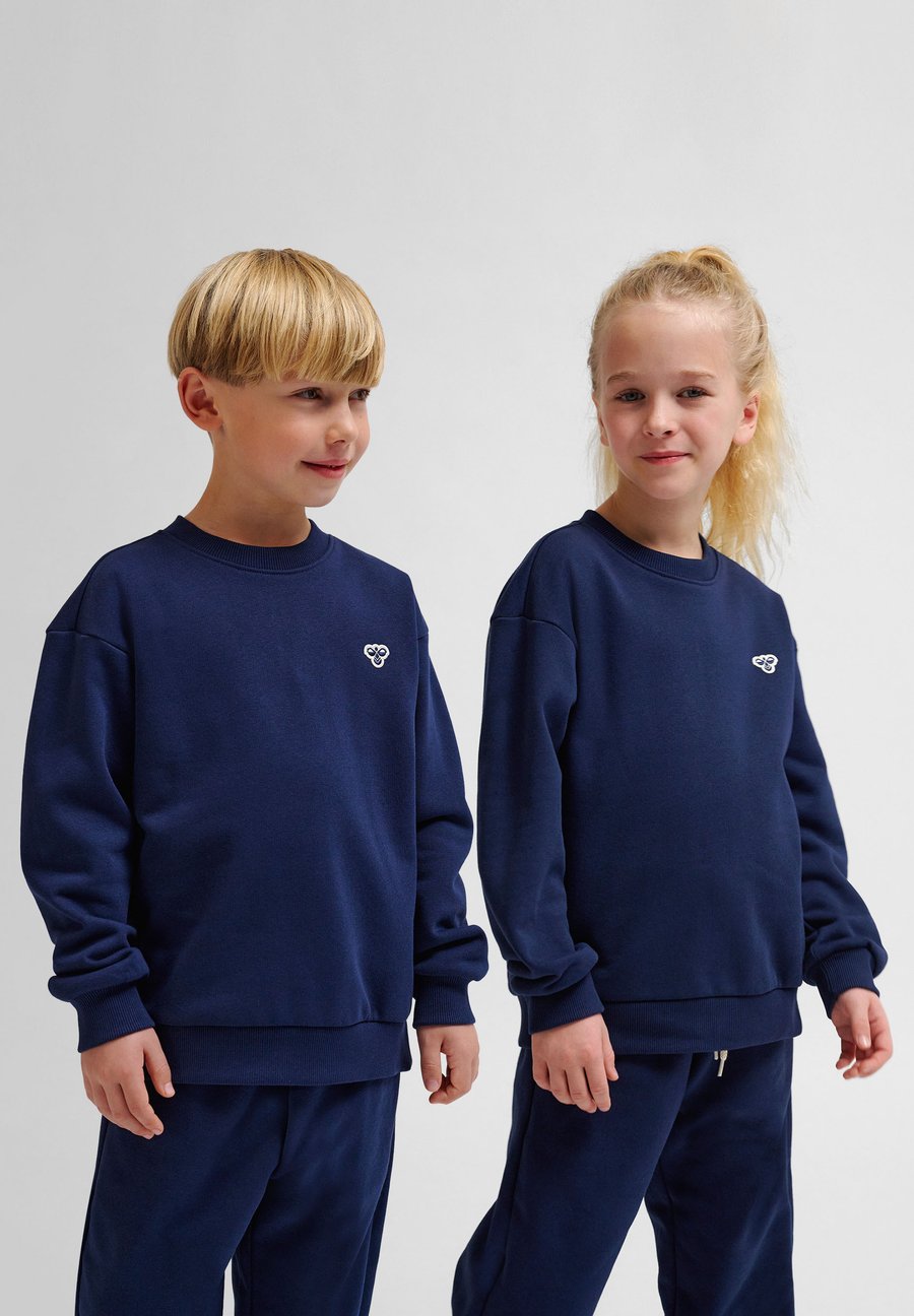 Толстовка Hummel CREWNECK , Dress Blues/Blue
Толстовка Hummel CREWNECK , Dress Blues/Blue