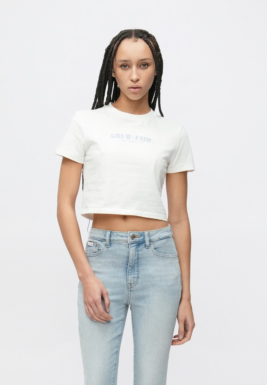 Футболка Calvin Klein Jeans LOGO CROPPED TEE, White Greige/White, Белый, Футболка Calvin Klein Jeans LOGO CROPPED TEE, White Greige/White
Футболка Calvin Klein Jeans LOGO CROPPED TEE, White Greige/White, Белый, Футболка Calvin Klein Jeans LOGO CROPPED TEE, White Greige/White