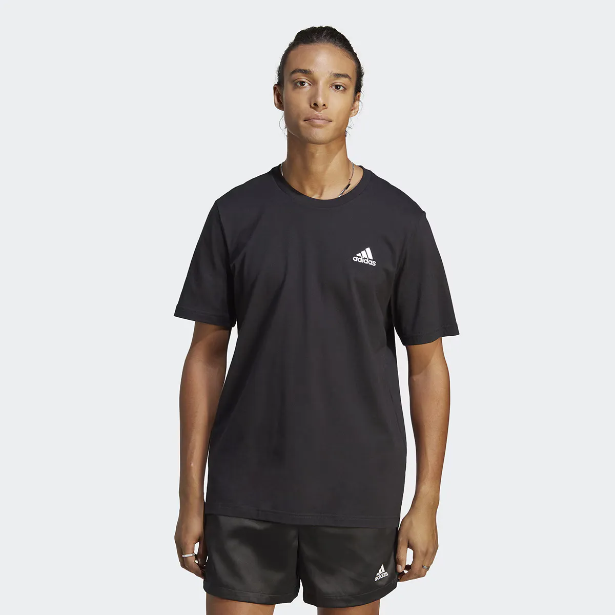 Мужская футболка Adidas Essentials Single Jersey с вышитым маленьким логотипом, черный 
Мужская футболка Adidas Essentials Single Jersey с вышитым маленьким логотипом, черный