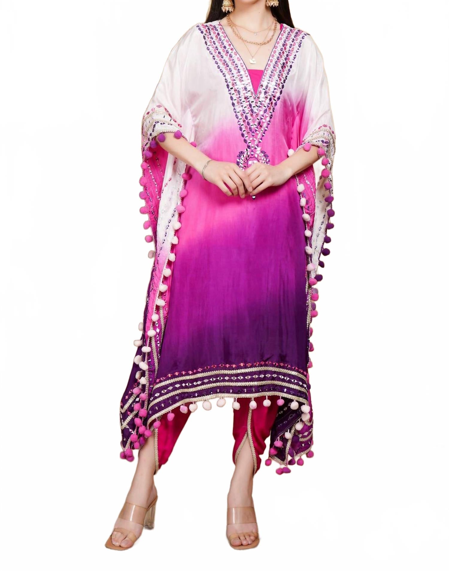 Элегантный кафтан с омбре из органзы в розово-фиолетовых тонах с зеркальной вышивкой и помпонами Zaalima Fashion 
Элегантный кафтан с омбре из органзы в розово-фиолетовых тонах с зеркальной вышивкой и помпонами Zaalima Fashion