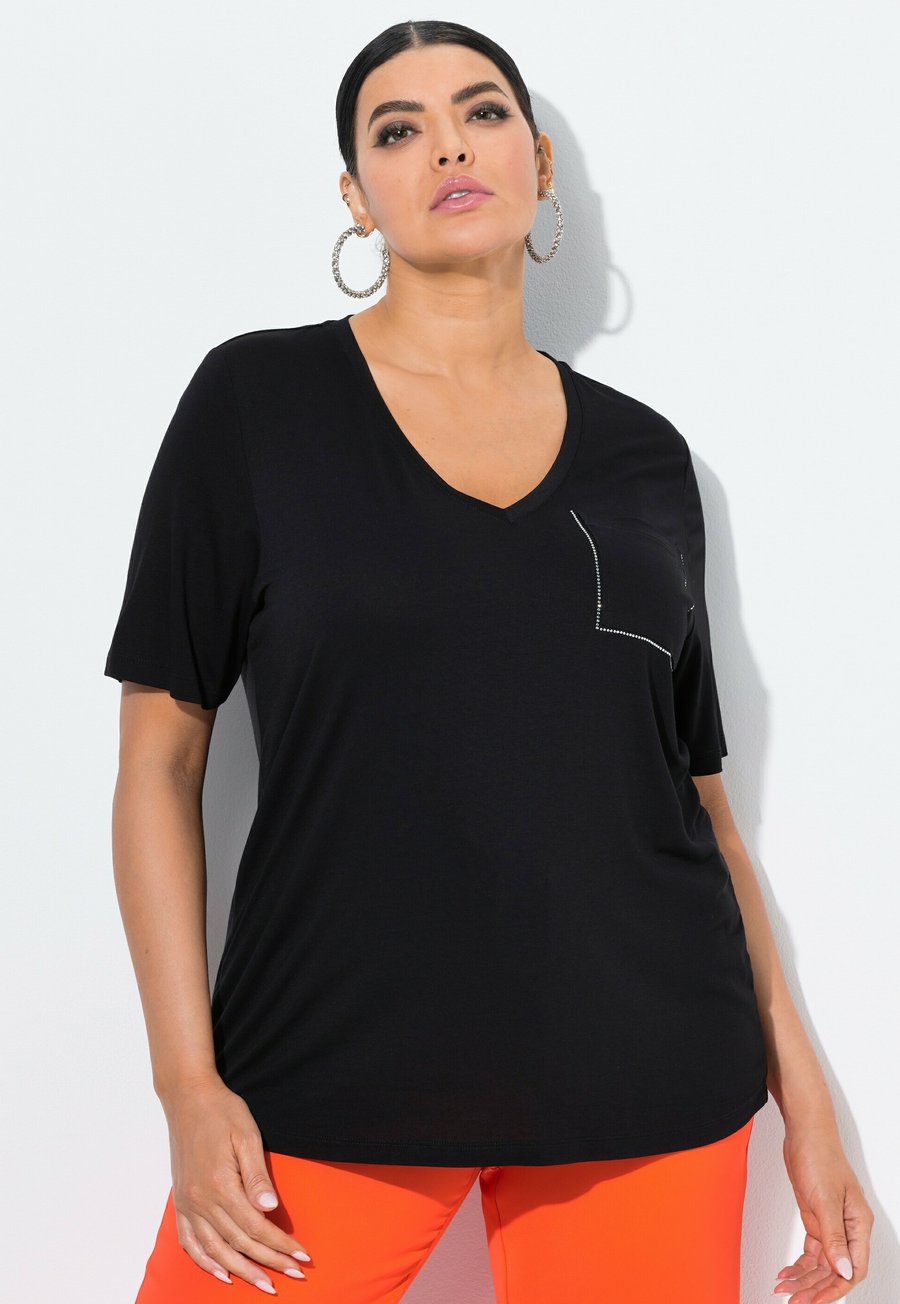 Блуза Ulla Popken RHINESTONE CHEST POCKET SHORT SLEEVE , Black
Блуза Ulla Popken RHINESTONE CHEST POCKET SHORT SLEEVE , Black