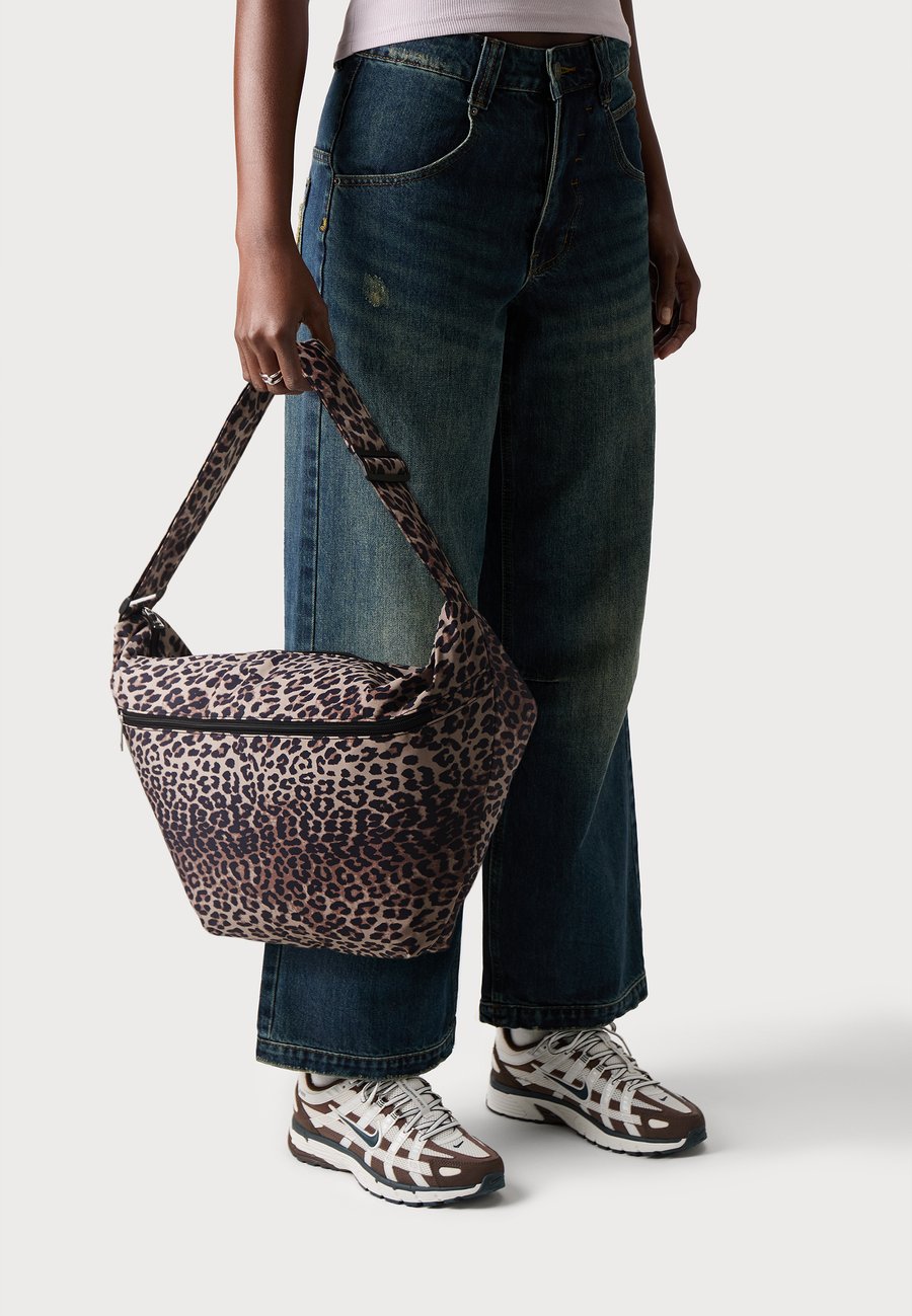 Сумка-шоппер Pieces PCAMANDA POCKET BUMBAG, Black
Сумка-шоппер Pieces PCAMANDA POCKET BUMBAG, Black