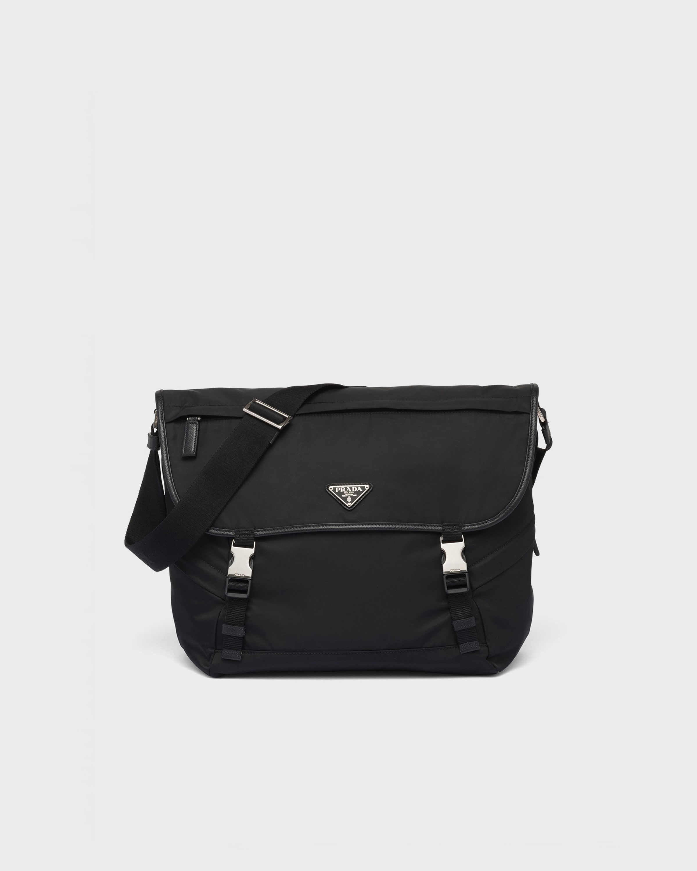 Плечевая сумка из переработанного нейлона и кожи сафьяно Prada, черный
Плечевая сумка из переработанного нейлона и кожи сафьяно Prada, черный