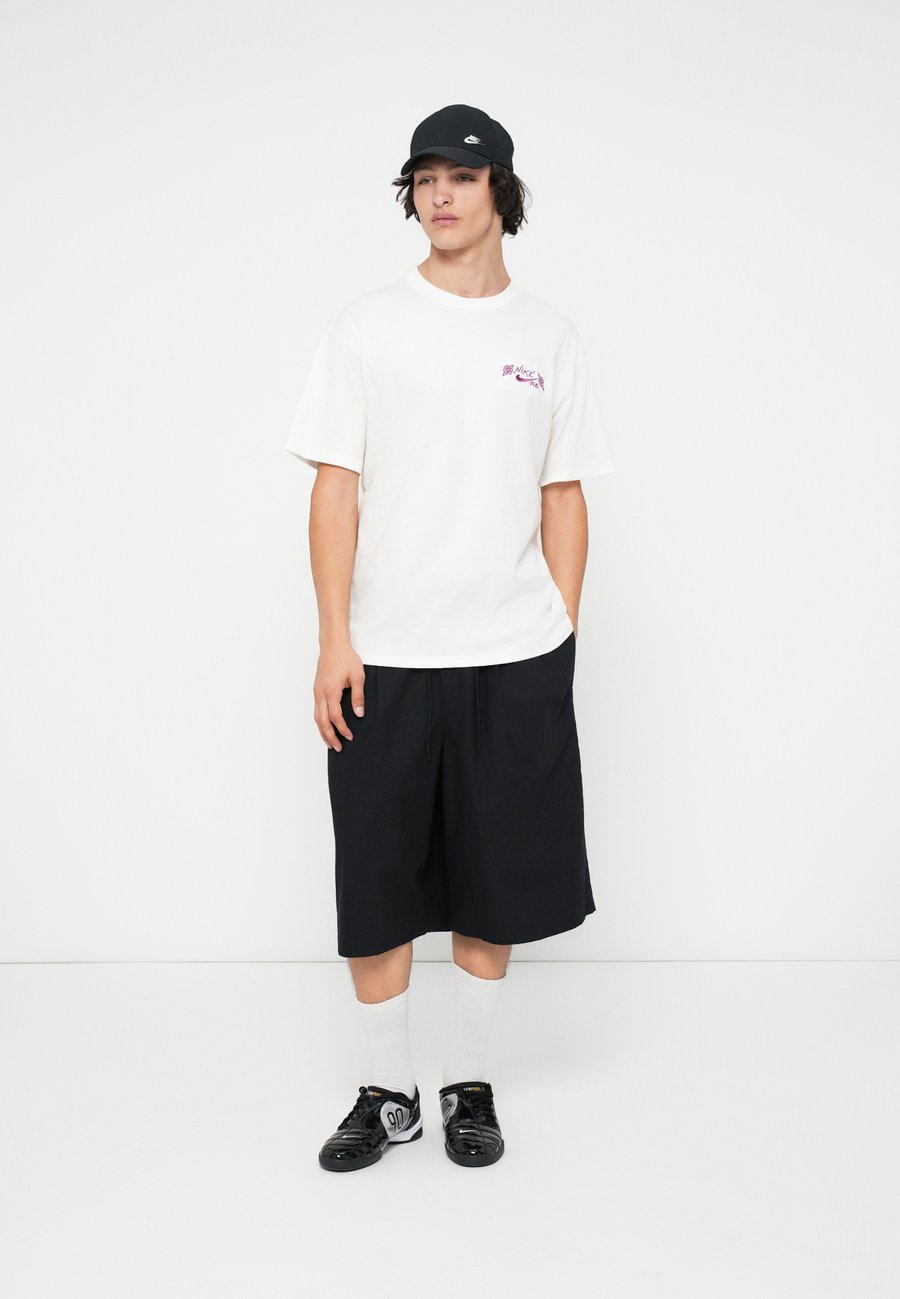 Футболка Nike SB TEE VASE UNISEX, White
Футболка Nike SB TEE VASE UNISEX, White