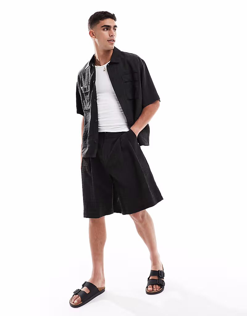 Шорты из сирсакера с вытачками черного цвета Pull&Bear
Шорты из сирсакера с вытачками черного цвета Pull&Bear