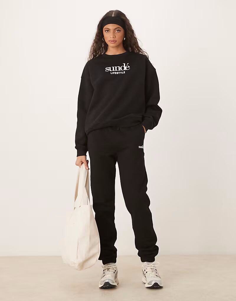 Мягкие джоггеры Sunde с высокой талией и манжетами, черного цвета
Мягкие джоггеры Sunde с высокой талией и манжетами, черного цвета