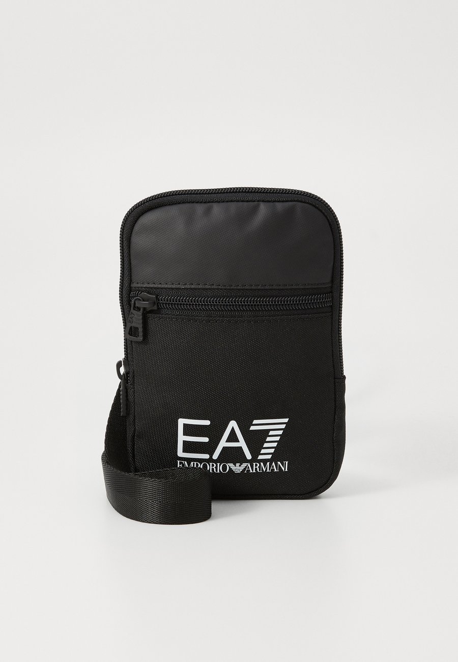 Сумка кросс-боди EA7 Emporio Armani TRAIN CORE SMALL POUCH BAG UNISEX, Black Beauty/Black
Сумка кросс-боди EA7 Emporio Armani TRAIN CORE SMALL POUCH BAG UNISEX, Black Beauty/Black