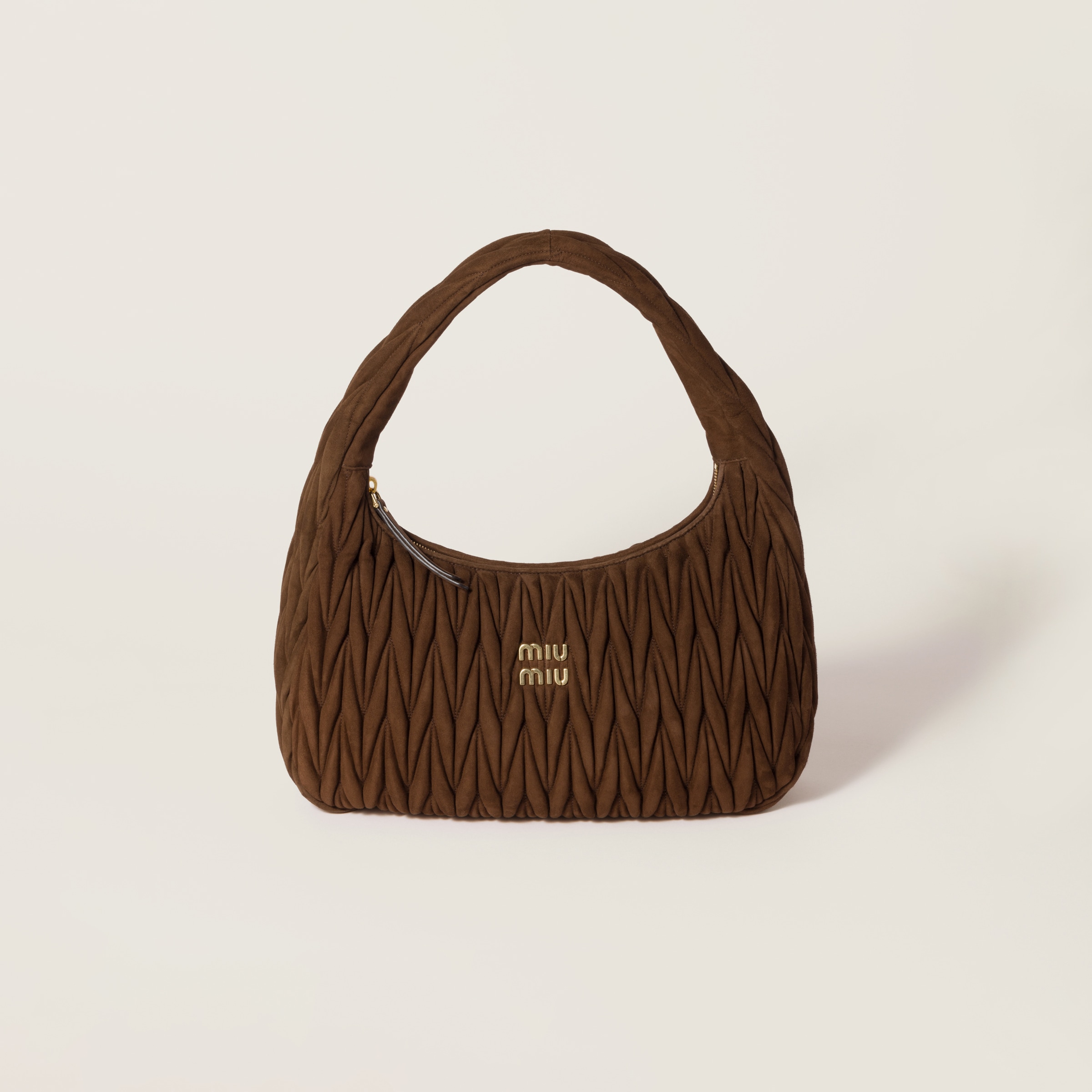 Сумка wander из матовой замши мателассé MIU MIU, какао коричневый
Сумка wander из матовой замши мателассé MIU MIU, какао коричневый