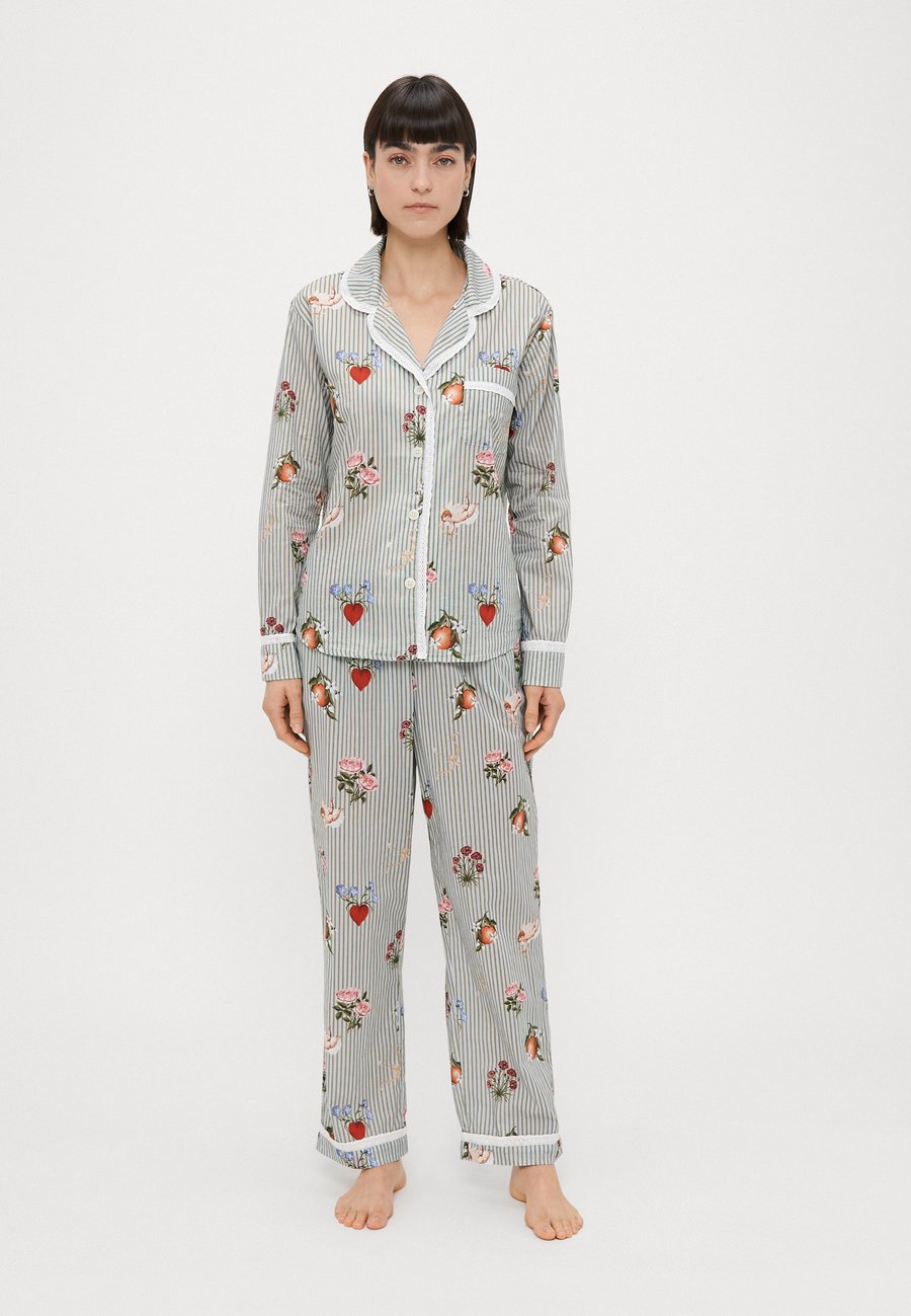 Пижамный комплект Desmond & Dempsey WOMENS LONG , Blue
Пижамный комплект Desmond & Dempsey WOMENS LONG , Blue