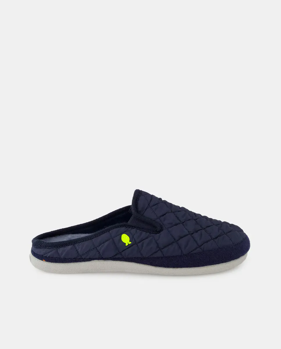 Мужские тапочки открытые домашние на подкладке с эластичными деталями Hot Potatoes, темно-синий
Мужские тапочки открытые домашние на подкладке с эластичными деталями Hot Potatoes, темно-синий