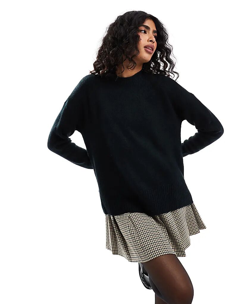 Джемпер свободного кроя с высоким воротом черного цвета Vero Moda
Джемпер свободного кроя с высоким воротом черного цвета Vero Moda