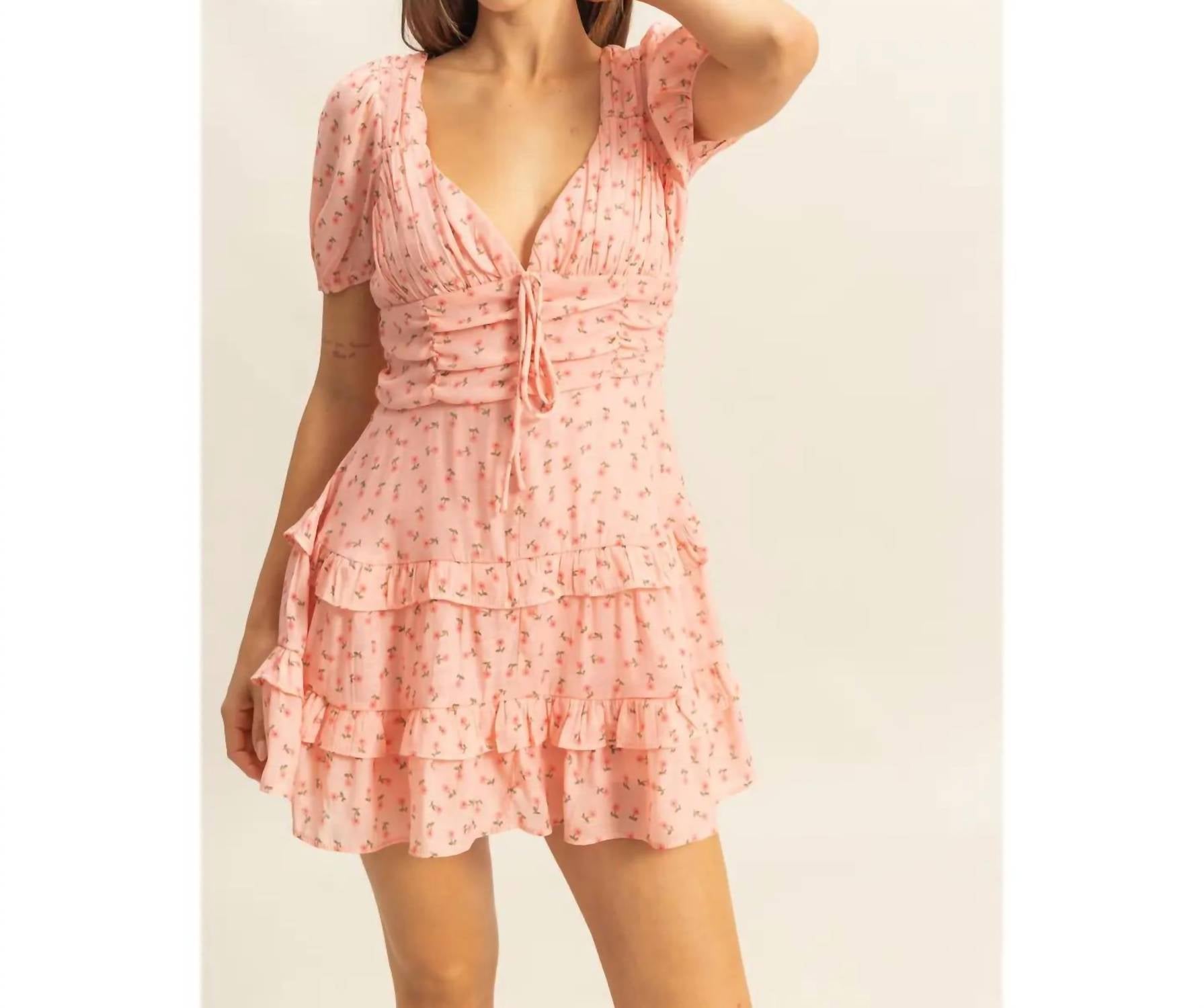 Мини-платье с цветочным принтом и ярусами в розовом цвете HYFVE
Мини-платье с цветочным принтом и ярусами в розовом цвете HYFVE