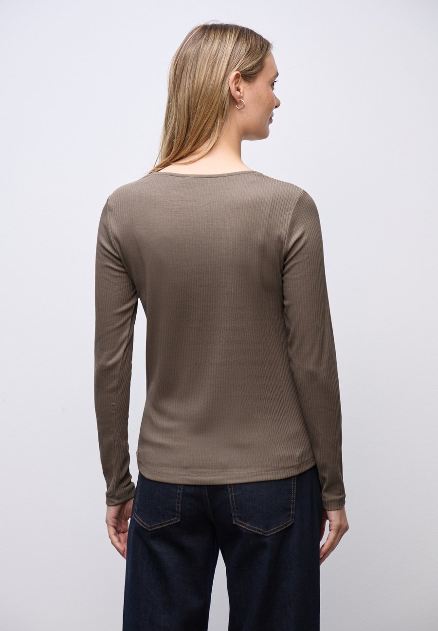 Топ Street One MIT HERZAUSSCHNITT, Braun/Brown
Топ Street One MIT HERZAUSSCHNITT, Braun/Brown