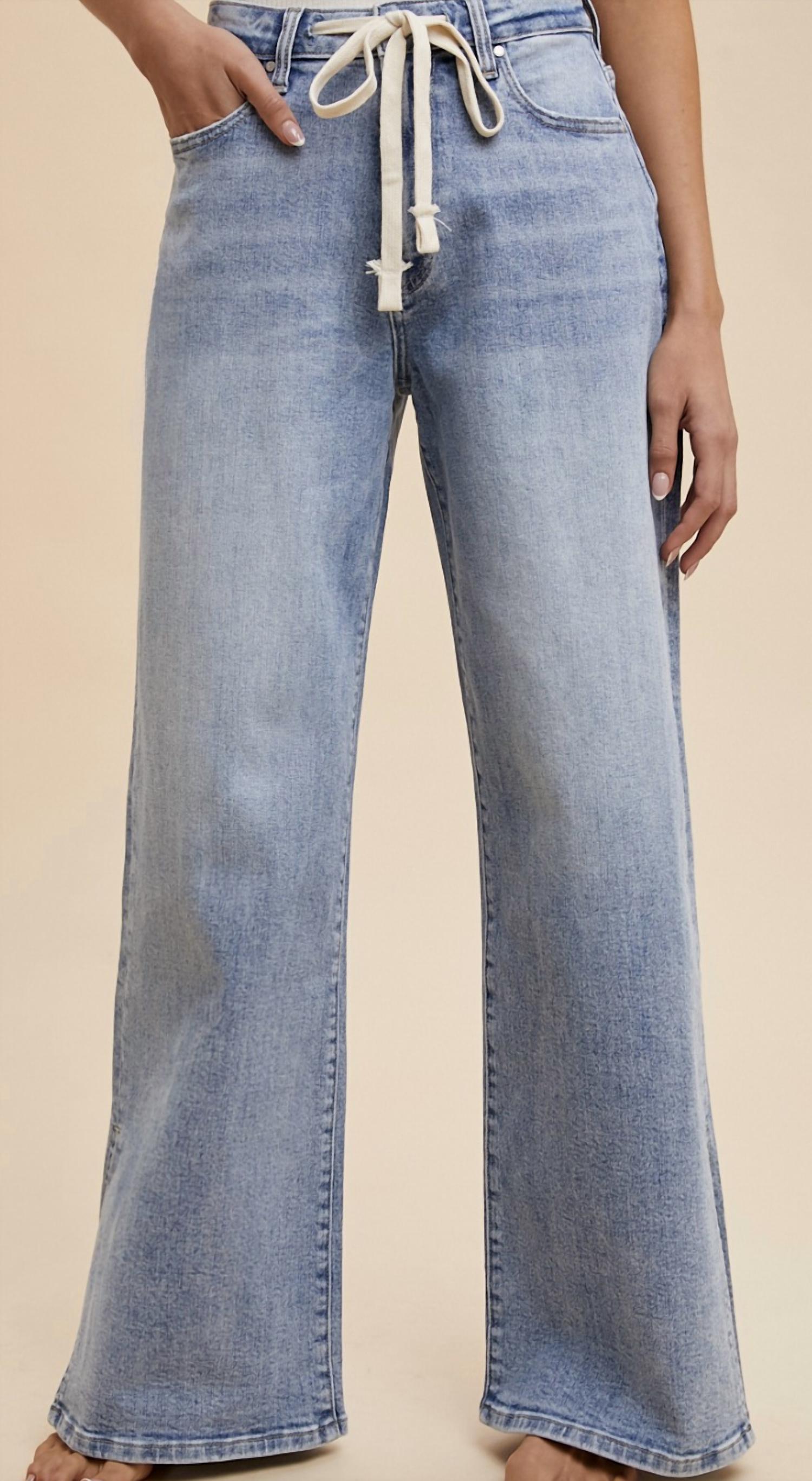 Синие джинсы с широкими штанинами, боковыми разрезами и эластичной деталью на поясе AnnieWear
Синие джинсы с широкими штанинами, боковыми разрезами и эластичной деталью на поясе AnnieWear